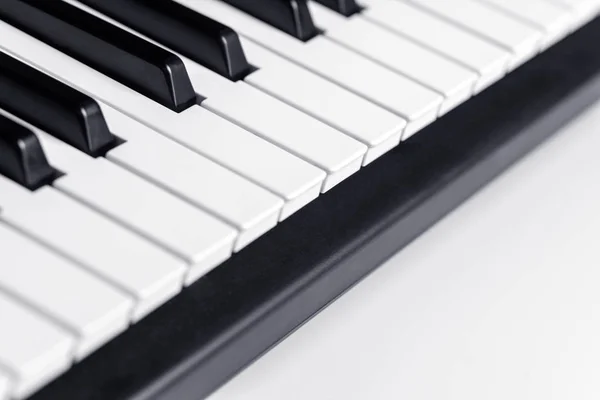 Клавіші для піаніно з копіювальним простором, ізольовані. Клавіатура для піаніно або синтезатора — стокове фото