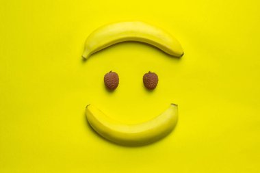 Tasarım veya reklamverenlerin için Lychee ve muz mutlu gülümseme yüz kavramı