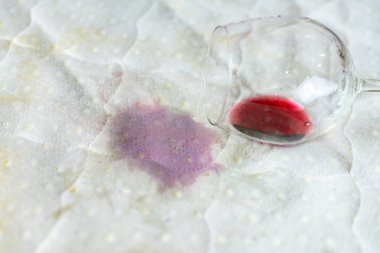 Yatağa şarap kadehi dökmüş. Yanlışlıkla üzerine şarap kadehi düştü