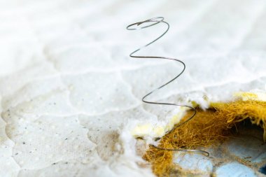 Eski kirli sızdıran kanepede delik. P ile eski yatak şiltesinde bahar