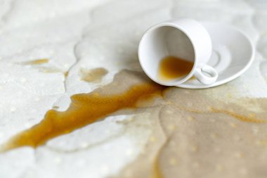 Yatağa bir fincan çay döküldü. Yanlışlıkla sau ile fincan düştü