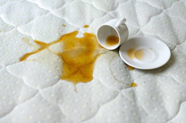 Yatağa bir fincan çay döküldü. Kazara beyaz çarşaf üzerine tabak ile fincan düştü. Şanssız, talihsiz kahvaltı. Isliyiz nokta.