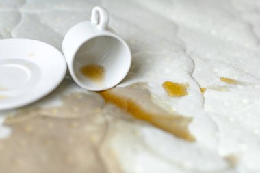 Yatağa bir fincan çay döküldü. Kazara beyaz çarşaf üzerine tabak ile fincan düştü. Şanssız, talihsiz kahvaltı. Isliyiz nokta.