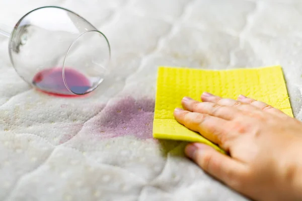 Spons schoonmaken wijn vlek. Dropped Wineglass. Gemorste wijn op w — Stockfoto