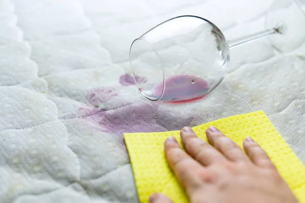 Reiniging wijn vlek met spons. Gemorste wijn op wit laken blad — Stockfoto