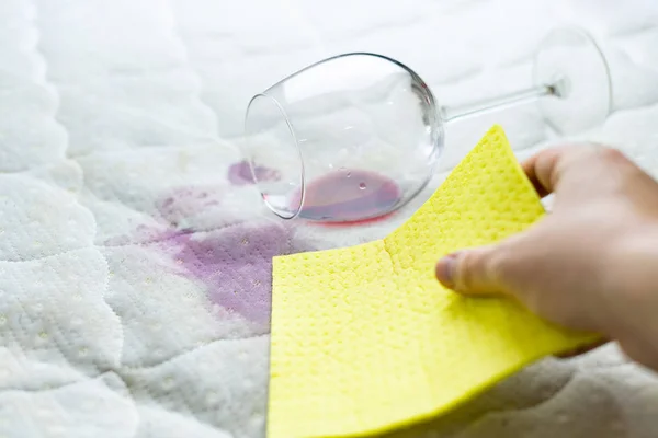 Reiniging wijn vlek met spons. Gemorste wijn op wit laken blad — Stockfoto