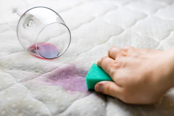 Esponja de limpieza mancha de vino. Se le cayó una copa de vino. Vino derramado en w — Foto de Stock