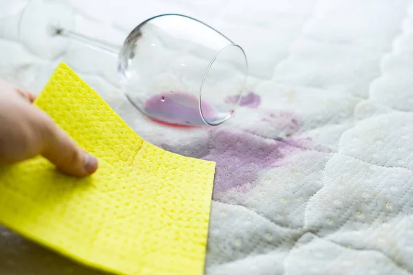 Mancha de vinho de limpeza de esponja. Deixou cair o copo de vinho. Vinho derramado em w — Fotografia de Stock