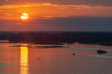 Su yüzeyindeki güneş güzel yansımasıdır. İyi akşamlar hava. Yansıması ile sarı, kırmızı, pembe ve turuncu renk tonları.
