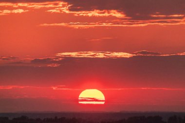 Büyük güzel günbatımı güneş güzel akşam hava. Sarı, kırmızı, pembe ve turuncu renk tonları ile gökyüzü.