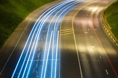 Araba ışık çizgileri ile gece karayolu. Gece Lambası boyama çizgileri. Uzun pozlama fotoğrafçılığı. Kopyalama alanı