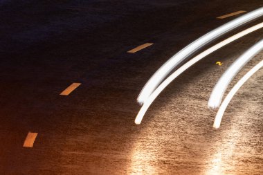 Yol arabası ışık çizgileri. Gece Lambası boyama çizgileri. Uzun pozlama fotoğrafçılığı. Kopyalama alanı