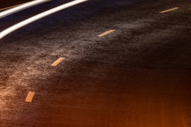 Yol arabası ışık çizgileri. Gece Lambası boyama çizgileri. Uzun pozlama fotoğrafçılığı. Kopyalama alanı