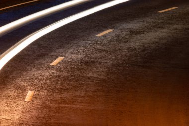 Yol arabası ışık çizgileri. Gece Lambası boyama çizgileri. Uzun pozlama fotoğrafçılığı. Kopyalama alanı
