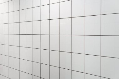 Jimnastik duşbeyaz duvar karoları. Minimum tasarım