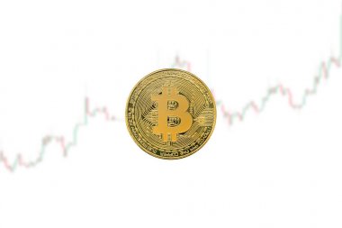 Bitcoin kripto para biriminin fiziksel sikkesi. Ticaret grafiği arka planı