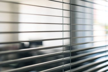 Açık uzay ofisi ve işyerinin önündeki beyaz panjurlar