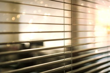 Açık uzay ofisi ve işyerinin önündeki beyaz panjurlar