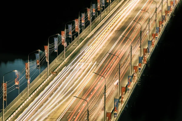 Nizhniy novgorod / Russland - 16.06.2018: Straßenbrücke über den Fluss. Autobahn mit Lichtschleifen. Langzeitbelichtungsfotografie. — Stockfoto