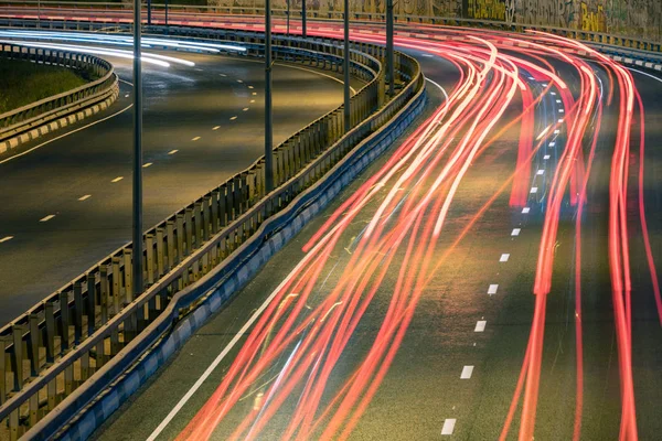 Yol arabası ışık çizgileri. Gece Lambası boyama çizgileri. Uzun pozlama fotoğrafçılığı.