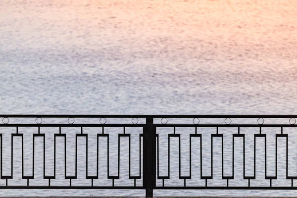 Ogrodzenie metalowe (balustrada bezpieczeństwa) na nabrzeżu. Spacer wzdłuż morza. Kopiuj przestrzeń — Zdjęcie stockowe