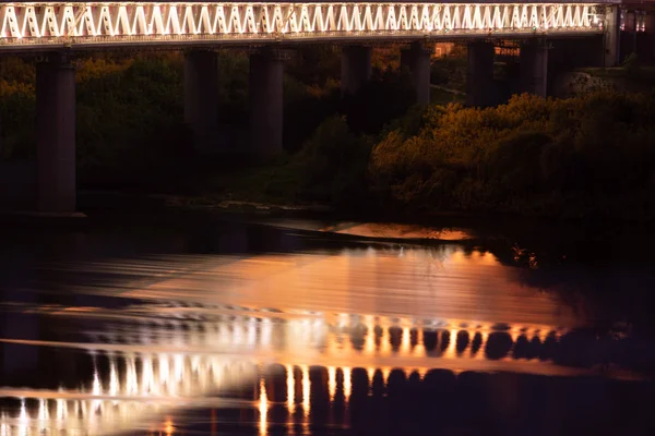 Road bridge across the river. Lights reflection on water surface — Stock Photo, Image