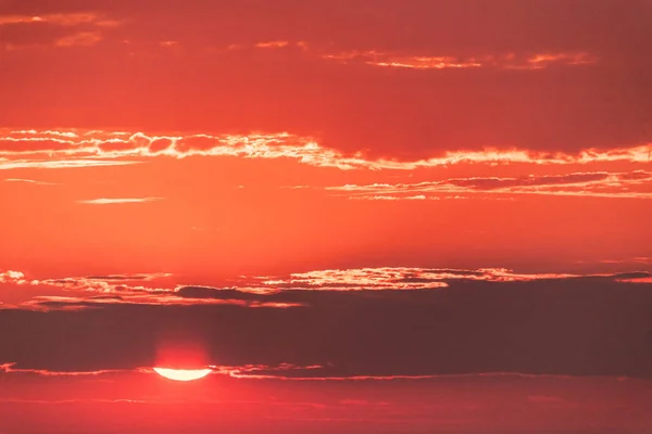 Grande sol lindo pôr-do-sol. Bom tempo. Céu com tons de amarelo, vermelho, rosa e laranja . — Fotografia de Stock