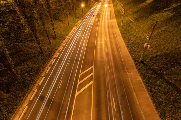 자동차 빛 줄무늬와 밤 고속도로. 야간 조명 페인팅 줄무늬입니다. 긴 노출 사진. 복사 공간 — 스톡 사진