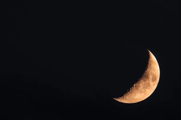 Half Moon fecha. Corpo astronómico. Preto fundo espaço cosmos profundo. Espaço de cópia — Fotografia de Stock
