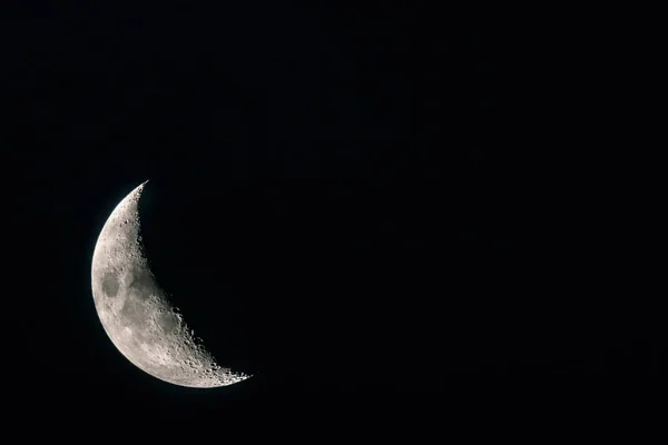 Meio-lua cinza perto. Corpo astronómico. Preto fundo espaço cosmos profundo. Espaço de cópia — Fotografia de Stock