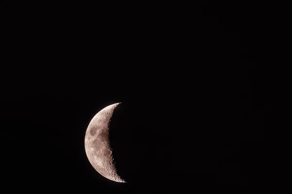 Half Moon fecha. Corpo astronómico. Preto fundo espaço cosmos profundo. Espaço de cópia — Fotografia de Stock