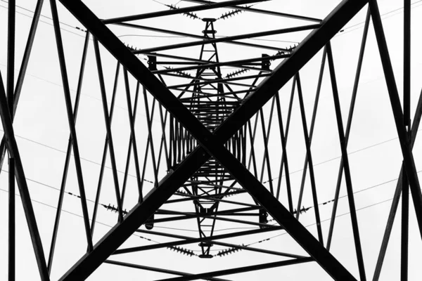 Debajo de la torre de línea eléctrica de alto voltaje. Vista desde abajo de la construcción —  Fotos de Stock