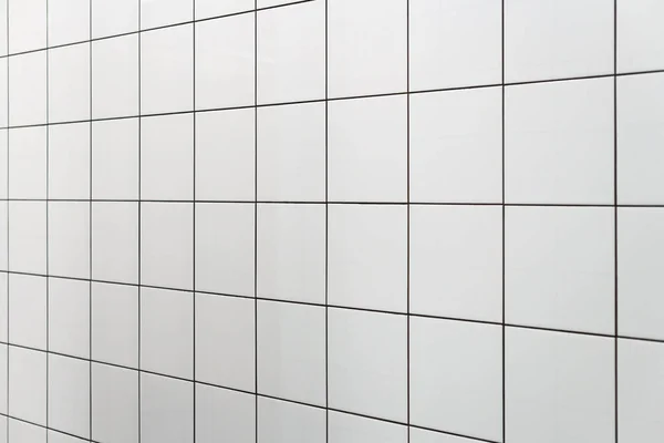 Azulejos da parede branca no chuveiro ginásio. Desenho mínimo — Fotografia de Stock