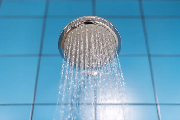 Cabeça de chuveiro com água fria refrescante. O abastecimento de água é transformado — Fotografia de Stock