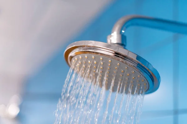 Cabeça de chuveiro com água fria refrescante. O abastecimento de água está ligado — Fotografia de Stock