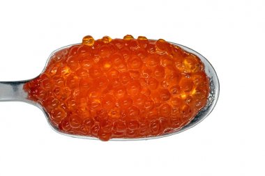 Kırmızı mersin balığı havyarı ile kaşık. Yalıtılmış beyaz arka plan