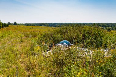 Yaz tarlasında izinsiz çöplük.
