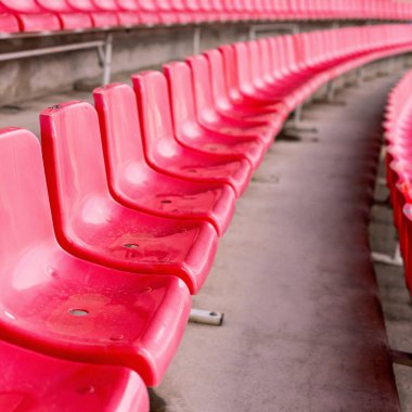 Yağmurdan sonra kırmızı stadyum koltukları. Futbol, futbol veya beyzbol stadi