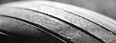 Araç için eski sırt deseni. Araba tekerleği aşınması güvenliği azaltır