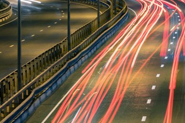 Yol arabası ışık çizgileri. Gece Lambası boyama çizgileri. Uzun fuarlar