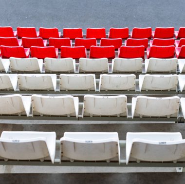 Stadyum koltukları, kırmızı ve beyaz renk. Futbol, futbol veya beyzbol