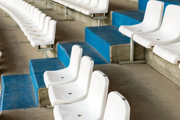 Lugares de estádio branco com escadas. Futebol, futebol ou basebol — Fotografia de Stock