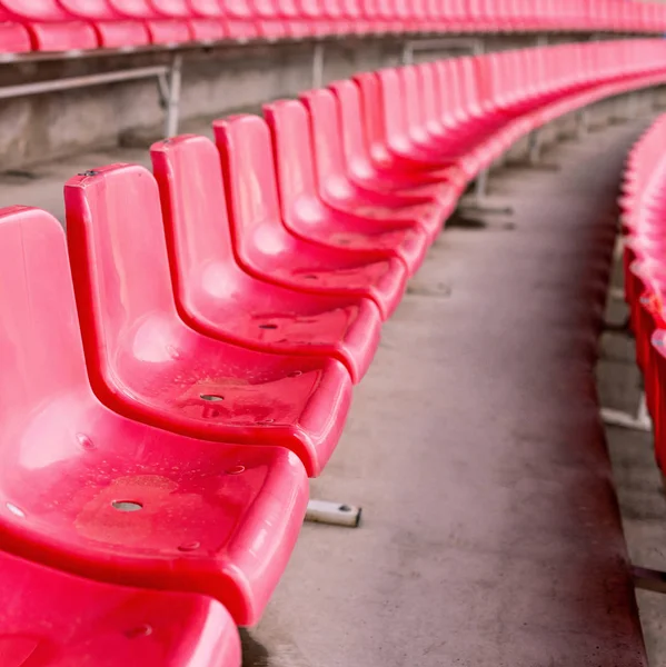 Rode stadion stoelen na regen. Voetbal-of honkbal Stadi — Stockfoto
