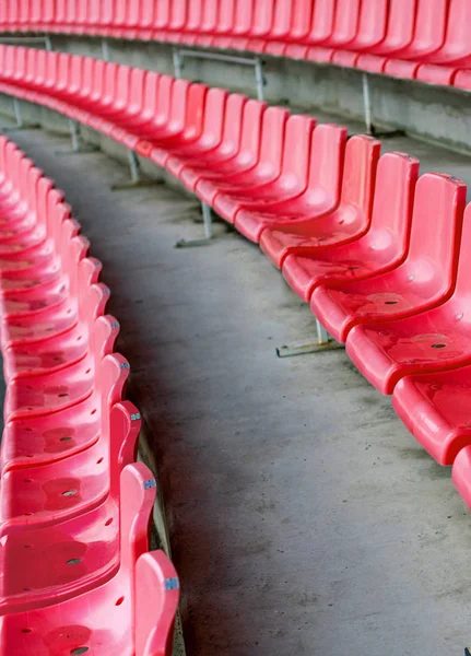 Yağmurdan sonra kırmızı stadyum koltukları. Futbol, futbol veya beyzbol stadi