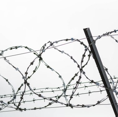 Ülke sınırında dikenli tel. Barbwire yasağı için çit üzerinde