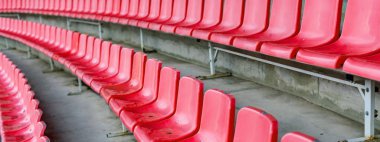 Yağmurdan sonra kırmızı stadyum koltukları. Futbol, futbol veya beyzbol stadi