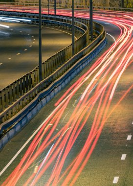 Yol arabası ışık çizgileri. Gece Lambası boyama çizgileri. Uzun fuarlar