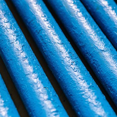 Bir sürü eski mavi boru. Farklı endüstri yollarında kullanılan boru hattı: g