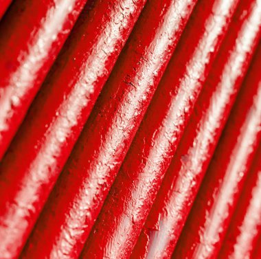 Bir sürü eski kırmızı boru. Farklı endüstri yollarında kullanılan boru hattı: ga