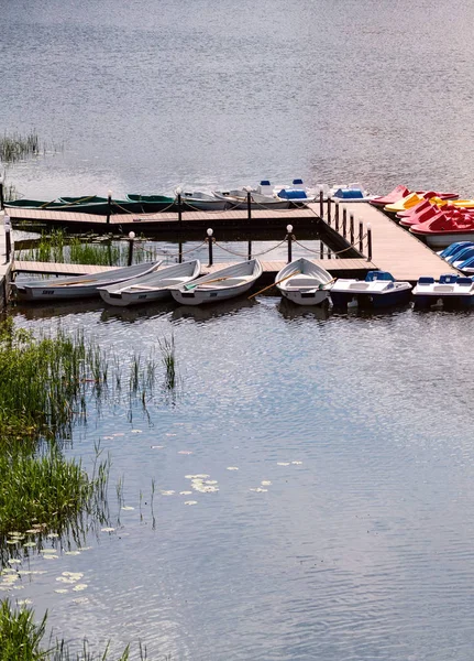 Pier with boats and catamarans for a river walk. City river in d — Stock Photo, Image